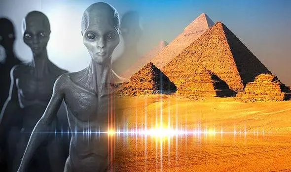 《外星人与金字塔》：外星人也爱逛“乡村”？这趟旅程脑洞太大了！